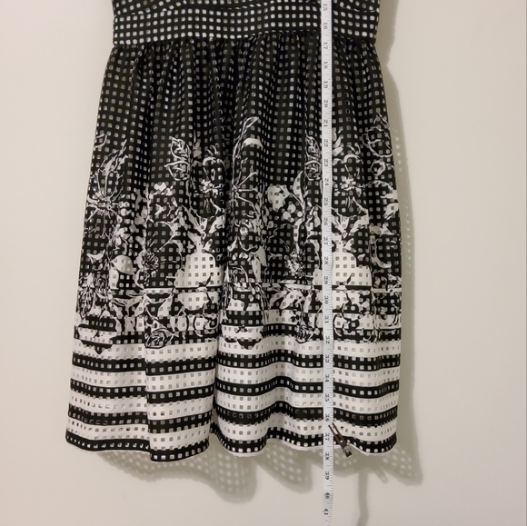 GABBY SKYE BLACK/WHITE FLORAL SHORT SLEEVE EYELET FIT & FLARE SCOOP NECK  SIZE 8 - Picture 3 of 12